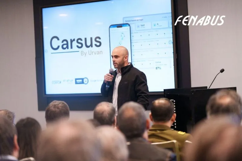 Presentación de Carsus ante empresas asociadas a Fenabús, con la aplicación de pasajeros proyectada en pantalla